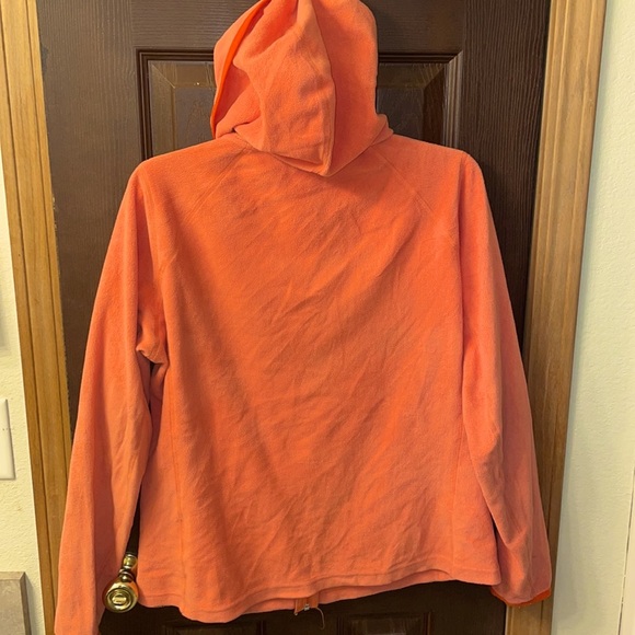 North Face jacket 💯Polyester so super super soft. Size Large. Zips all the way. - Picture 2 of 3